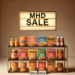 MHD Sale mit asiatischen Lebensmitteln wie Instantnudeln, Saucen und Snacks, dekorativ mit Sale-Tags auf einem Holztisch arrangiert.