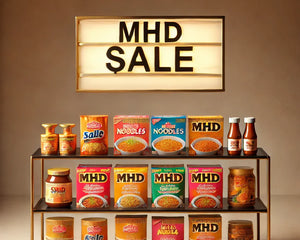MHD Sale mit asiatischen Lebensmitteln wie Instantnudeln, Saucen und Snacks, dekorativ mit Sale-Tags auf einem Holztisch arrangiert.