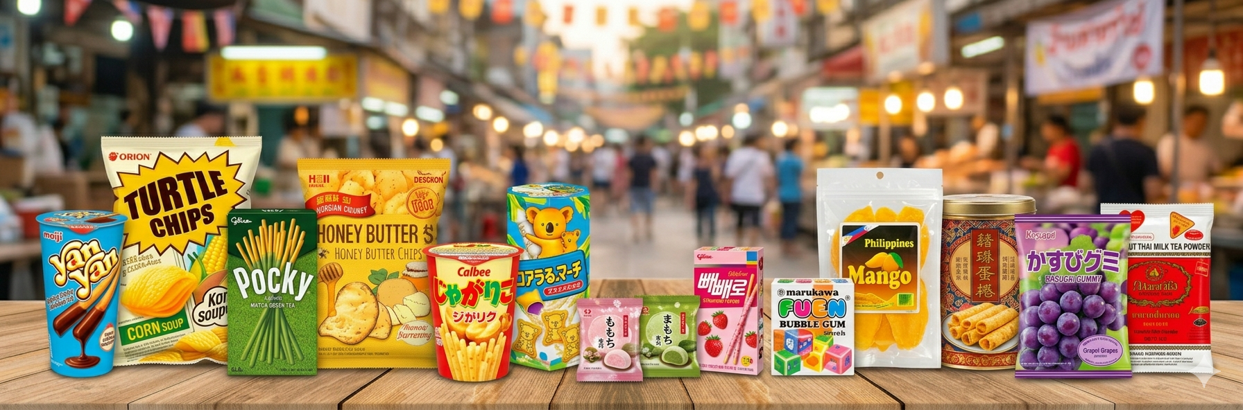 Auswahl an asiatischen Snacks und Desserts, darunter Mochi, Reiscracker, Sesamkekse und süße Gebäckstücke, dekorativ auf einem Bambusuntergrund präsentiert.
